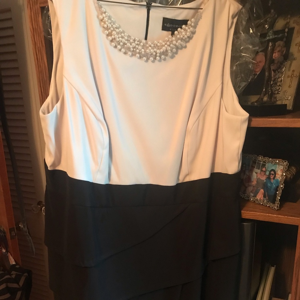GUC 22W Connected Woman pearl collar dress